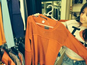 Yasmim Lima aposta nos vestidos e saias acima dos joelhos para valorizar a silhueta.