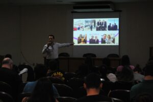 Márcio Fernandes participou de um bate-papo com os alunos do curso de Jornalismo da instituição. (Foto: Juliano Dutra / LABFEM)