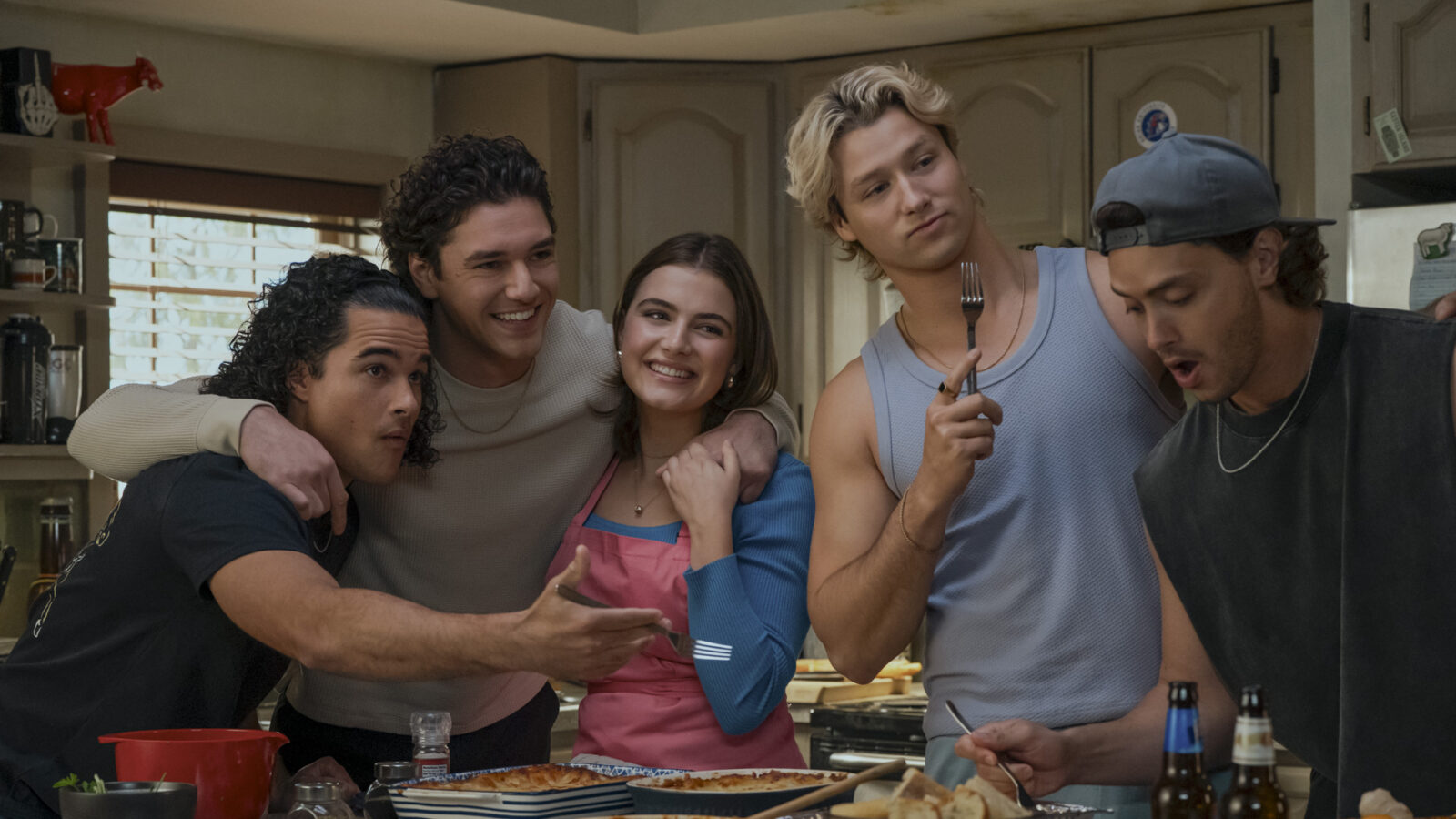 Personagens quebram a expectativa do padrão de comportamento masculino. Imagem: Divulgação/Prime Video